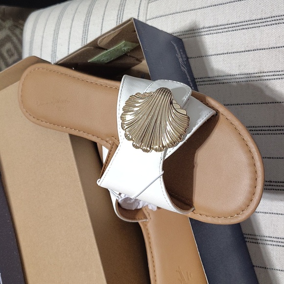 New Universal Thread Nesryn Gold Seashell Accent Sandals In White Size Women's 9 - Picture 4 of 8